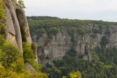 Avrupa'nın turistik yerler. Manzara Bulgaristan. Koca Balkan Dağları. Ulusal tarihi ve arkeolojik rezerv. Madara binici veya Madara süvari. Dünya Mirası.