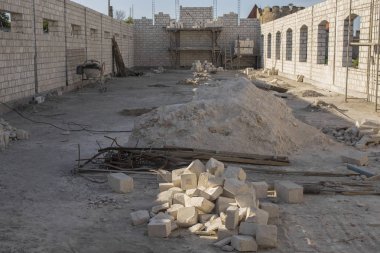 Bina inşaat teknolojisi - iç. Beton takviye kireçtaşı bloklarla örülü duvarların. Düşük katlı ev bina modern tasarım.