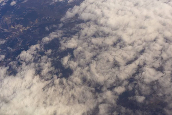 Stratosphere Widok Ziemi Przez Chmury Seascape Widok Góry Okna Samolotu — Zdjęcie stockowe