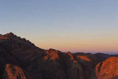 Mısır. Mount Sinai gündoğumu sabah. (Mount Horeb, Gabal Musa, Moses Mount). Hac yeri ve ünlü turistik hedef.