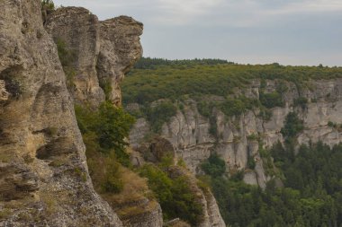 Avrupa'nın turistik yerler. Manzara Bulgaristan. Koca Balkan Dağları. Ulusal tarihi ve arkeolojik rezerv. Madara binici veya Madara süvari. Dünya Mirası.