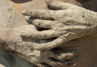 Spa uygulamaları Karadeniz kıyısında çamur. Şifa silikon çamur kurur iken kızın cesedi üzerinde eller.