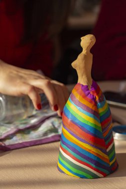 Bir kız bir bebek elleriyle kalıpları. Öğrenciler modelleme sanatı öğretme. Hamuru heykeller. 