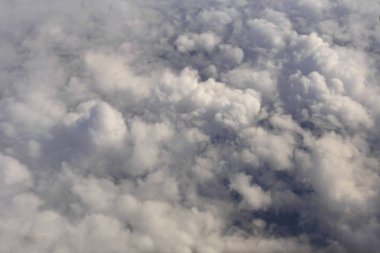 Stratosfer, bulutlar yeryüzünde görünümünü. Deniz manzarası, uçak penceresinden üstten görünüm.