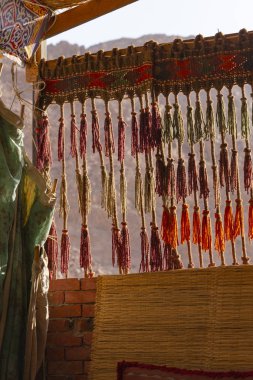 Etnik süslemeleri Bedevi konutlar. Çatıdan aşağı bir yapı öğesi kilitleniyor.