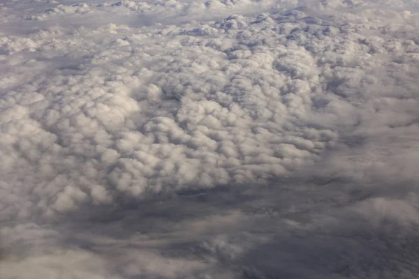 成層圏 雲の切れ間から地球のビュー 海の飛行機の窓からのトップ ビュー — ストック写真