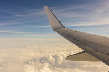 Uçağın kanat dünyadan görünümü.