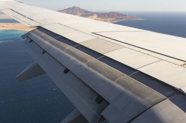 Uçağın kanat dünyadan görünümü. Kızıl Deniz. Sina. Mısır.