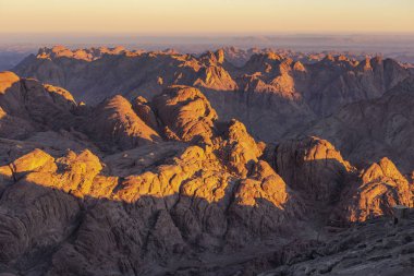Mısır. Mount Sinai gündoğumu sabah. (Mount Horeb, Gabal Musa, Moses Mount). Hac yeri ve ünlü turistik hedef.