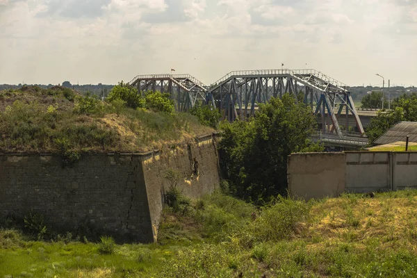 ベンダーの要塞 東ヨーロッパの建築の記念碑 オスマン帝国の城塞 モルドバ ドニエストル川に架かる橋します — ストック写真