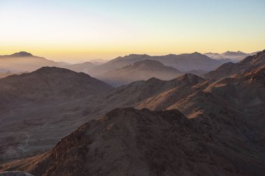 Mısır. Mount Sinai gündoğumu sabah. (Mount Horeb, Gabal Musa, Moses Mount). Hac yeri ve ünlü turistik hedef.