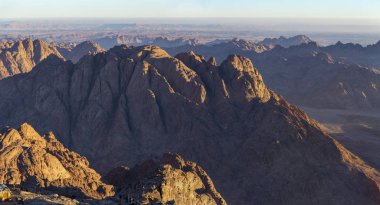 Mısır. Mount Sinai gündoğumu sabah. (Mount Horeb, Gabal Musa, Moses Mount). Hac yeri ve ünlü turistik hedef.