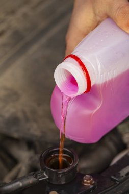 Araba Servisi. Antifriz motor içine dökme.