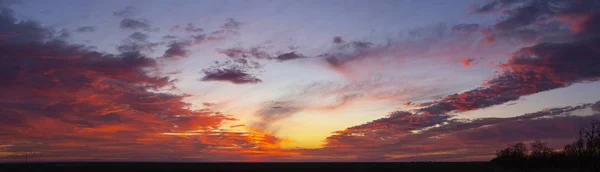 Paisaje Con Sangriento Atardecer Terreno Sur Europa Trágico Cielo Sombrío — Foto de Stock