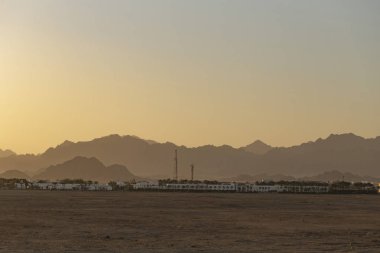 Sharm El Sheikh, günbatımı, kentin eteklerinde. Mısır. Dağlar Sina Yarımadası.