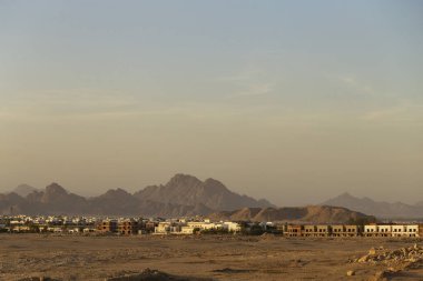 Sharm El Sheikh, günbatımı, kentin eteklerinde. Mısır. Dağlar Sina Yarımadası.