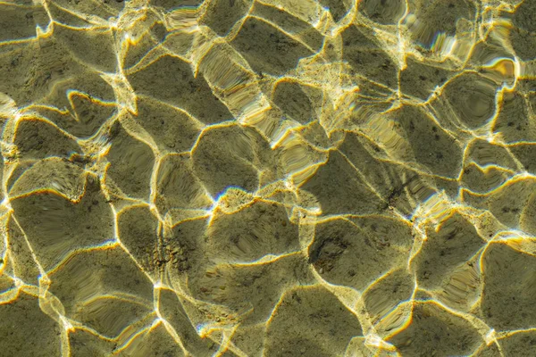 海の表面に波紋 食塩水のテクスチャ エジプトの紅海沿岸の残りの部分します — ストック写真