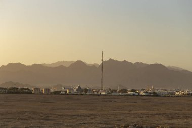 Sharm El Sheikh, günbatımı, kentin eteklerinde. Mısır. Dağlar Sina Yarımadası.