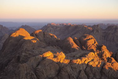 Mısır. Mount Sinai gündoğumu sabah. (Mount Horeb, Gabal Musa, Moses Mount). Hac yeri ve ünlü turistik hedef.