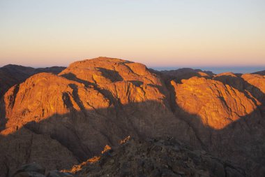 Mısır. Mount Sinai gündoğumu sabah. (Mount Horeb, Gabal Musa, Moses Mount). Hac yeri ve ünlü turistik hedef.