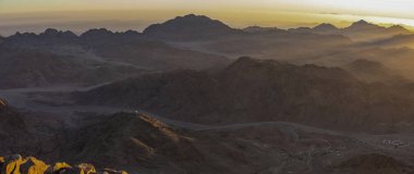 Mısır. Mount Sinai gündoğumu sabah. (Mount Horeb, Gabal Musa, Moses Mount). Hac yeri ve ünlü turistik hedef.