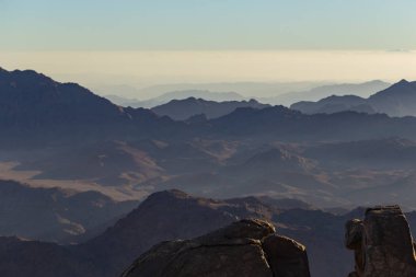 Mısır. Mount Sinai gündoğumu sabah. (Mount Horeb, Gabal Musa, Moses Mount). Hac yeri ve ünlü turistik hedef.