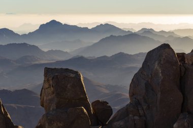 Mısır. Mount Sinai gündoğumu sabah. (Mount Horeb, Gabal Musa, Moses Mount). Hac yeri ve ünlü turistik hedef.