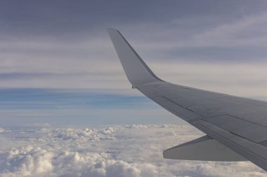 Uçağın kanat dünyadan görünümü.