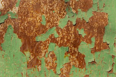 Metal korozyon. Demir yüzeyden yeşil boya soyma.