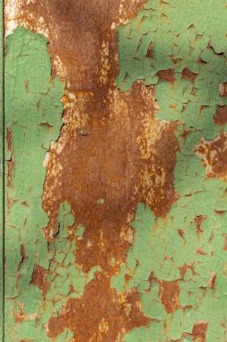 Metal korozyon. Demir yüzeyden yeşil boya soyma.