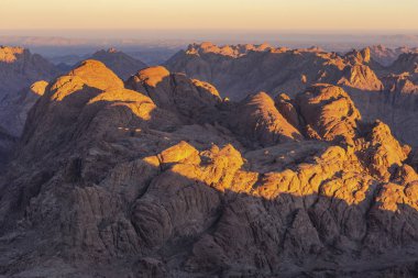 Mısır. Mount Sinai gündoğumu sabah. (Mount Horeb, Gabal Musa, Moses Mount). Hac yeri ve ünlü turistik hedef.