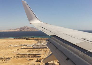 Uçağın kanat dünyadan görünümü. Kızıl Deniz. Sina. Mısır.