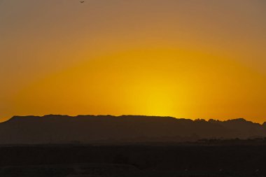 Sharm El Sheikh, günbatımı, kentin eteklerinde. Mısır. Dağlar Sina Yarımadası.