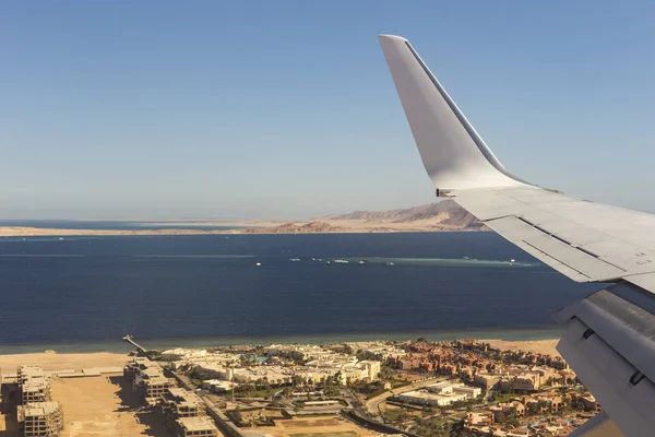 Uçağın kanat dünyadan görünümü. Kızıl Deniz. Sina. Mısır.