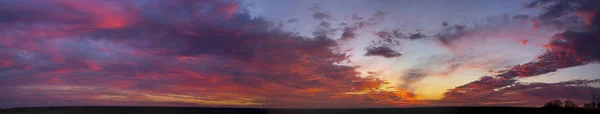风景与血淋淋的日落 南欧的地形 悲惨阴郁的天空 采购品红色云 — 图库照片