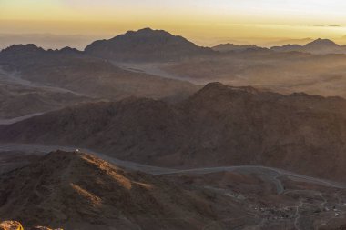Mısır. Mount Sinai gündoğumu sabah. (Mount Horeb, Gabal Musa, Moses Mount). Hac yeri ve ünlü turistik hedef.