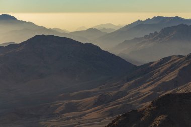 Mısır. Mount Sinai gündoğumu sabah. (Mount Horeb, Gabal Musa, Moses Mount). Hac yeri ve ünlü turistik hedef.