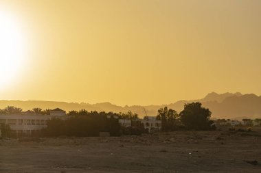 Sharm El Sheikh, günbatımı, kentin eteklerinde. Mısır. Dağlar Sina Yarımadası.