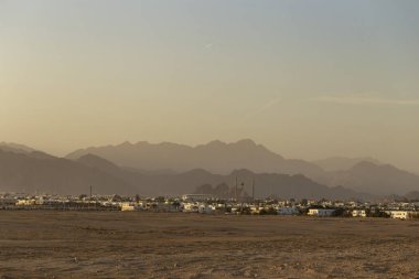 Sharm El Sheikh, günbatımı, kentin eteklerinde. Mısır. Dağlar Sina Yarımadası.