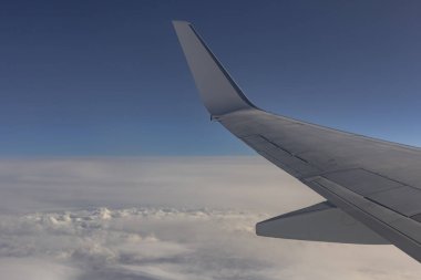 Uçağın kanat dünyadan görünümü.