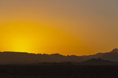 Sharm El Sheikh, günbatımı, kentin eteklerinde. Mısır. Dağlar Sina Yarımadası.