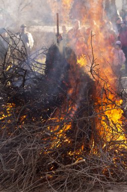 Yanan ateş. Yanan ağaç dalları. Pagan ayin baharın gelişini adanmış. Shrovetide büyük ateşin ortasına. 