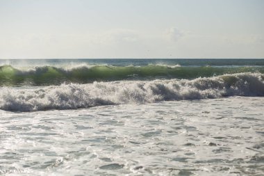 Dalgalar bir fırtına sırasında. Kırmızı kod. Bulgaristan'ın Karadeniz kıyısında dinlenme.