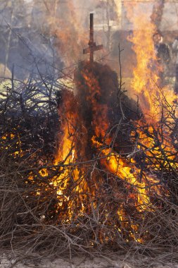 Yanan ateş. Yanan ağaç dalları. Pagan ayin baharın gelişini adanmış. Shrovetide büyük ateşin ortasına. 