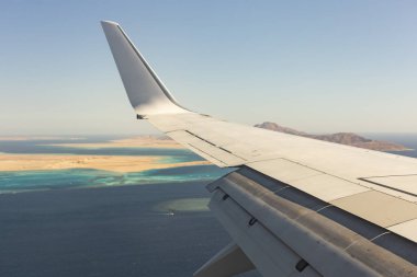Uçağın kanadından yeryüzünün görünümü. Afrika. Süveyş kanalı. Sina. Mısır.