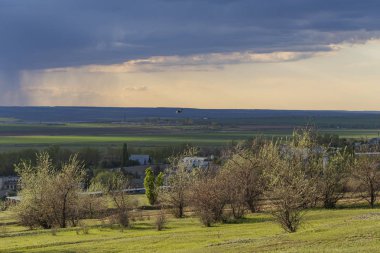 Yağmurdan önceki bozkır. Tarlaların üzerinden fırtına gibi bir cepheye hücum edin. Element şehrin dış mahallelerini ele geçirdi.