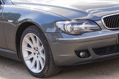 Sağ ön tekerlek ve far. Rus arabaların kopyaları. Gri arabada halojen aydınlatma.