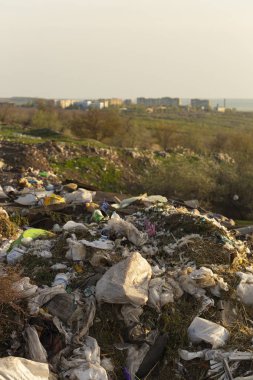 Çevre felaketi. Şehrin eteklerinde tıkanma. Çöp yığınları modern Avrupa manzaranın bir unsurudur.