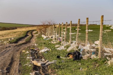 Çevre felaketi. Şehrin eteklerinde tıkanma. Çöp yığınları modern Avrupa manzaranın bir unsurudur.
