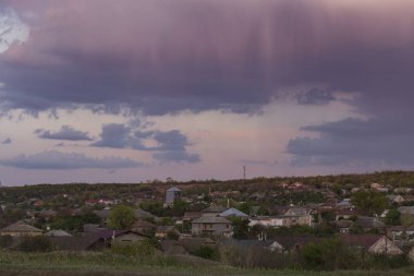 Gün batımında manzara. Trajik kasvetli gökyüzü. Baharda Budjak bozkırındaki köy. Güney Avrupa'daki arazi. Bahar zamanı..
